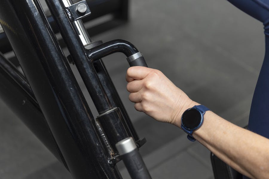 Kvinne stiller inn beinpressmaskin