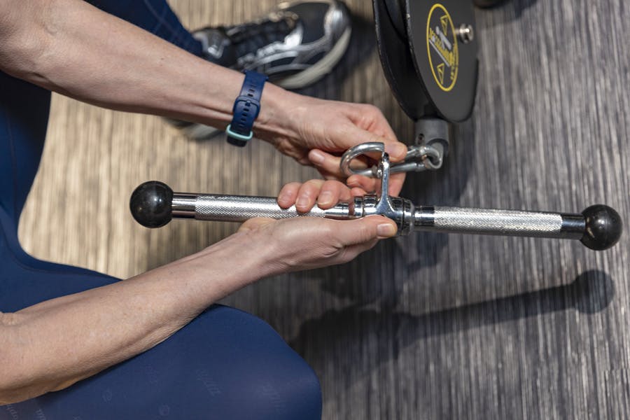 Kvinne setter håndtak på kabelmaskin