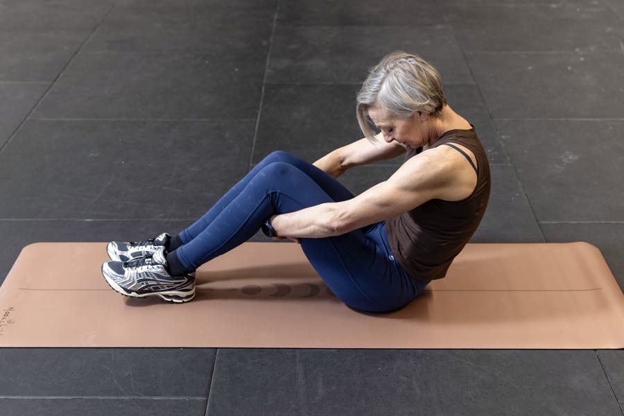 Kvinne gjør tøyeøvelser for ryggen