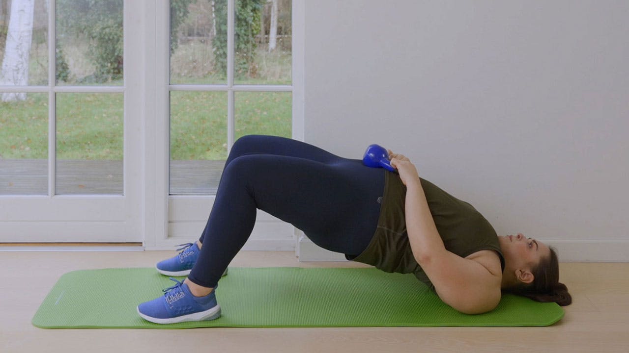 Kvinde laver plus size-træning