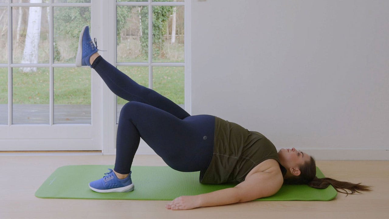 Kvinde laver plus size-træning