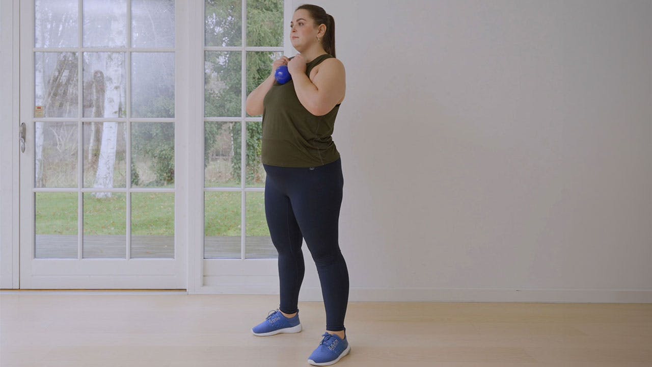 Kvinde laver plus size-træning