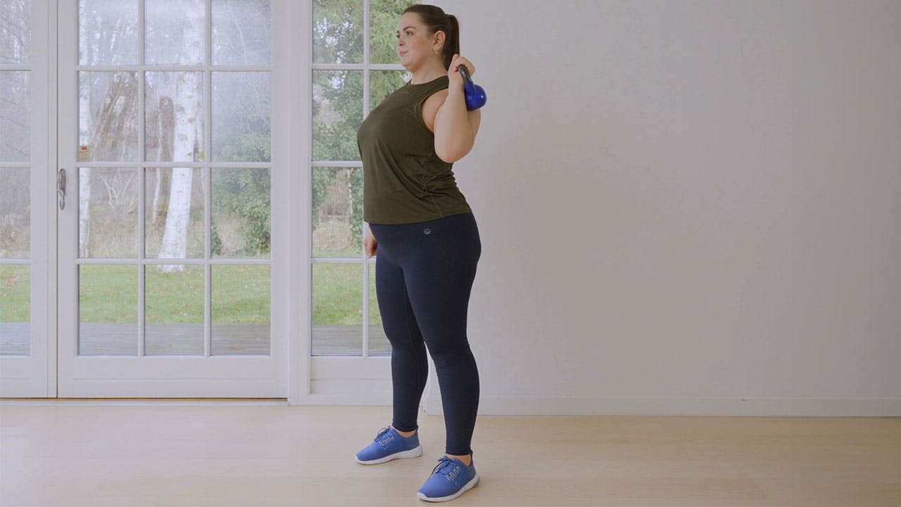 Kvinde laver plus size-træning