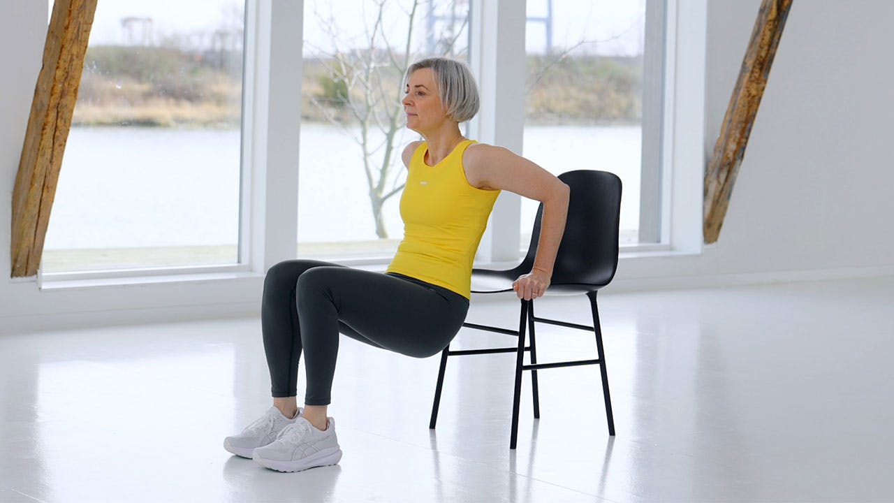 Kvinna gör träning för seniorer