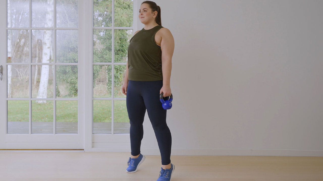 Kvinde laver plus size-træning