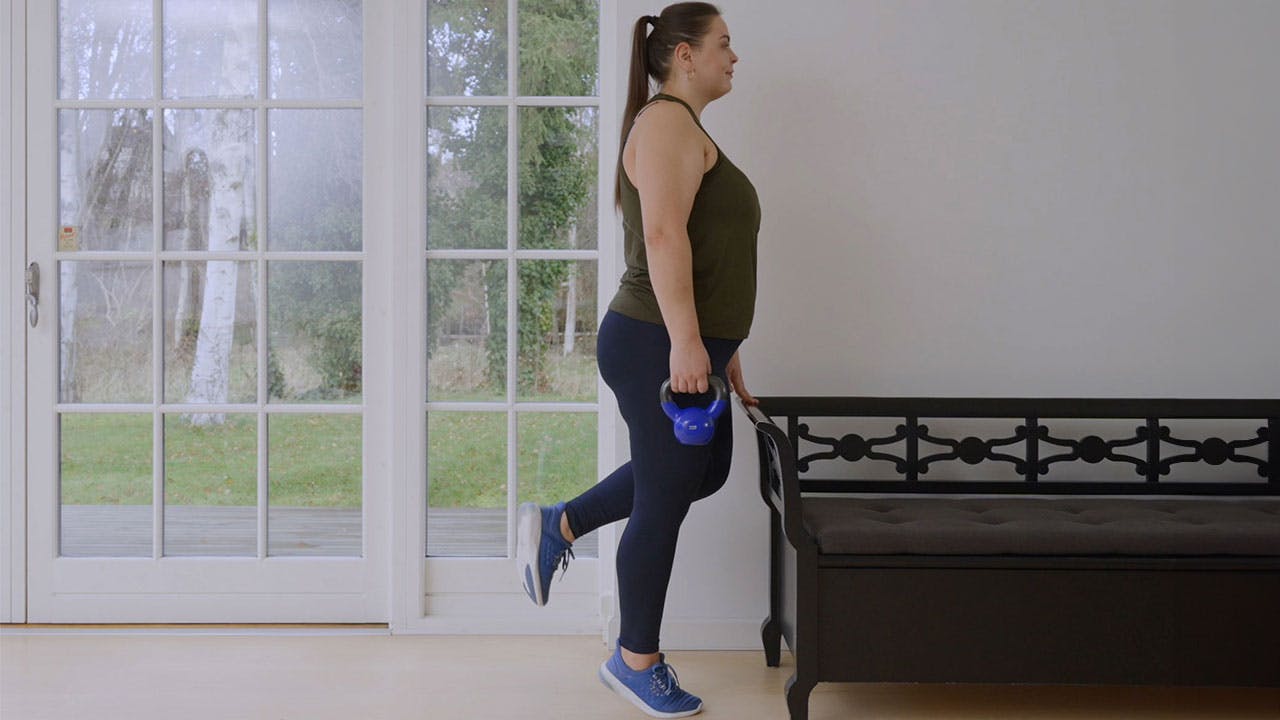 Kvinde laver plus size-træning