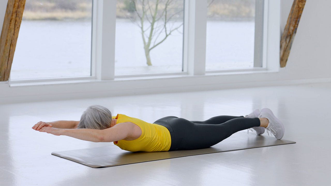 Kvinna gör träning för seniorer