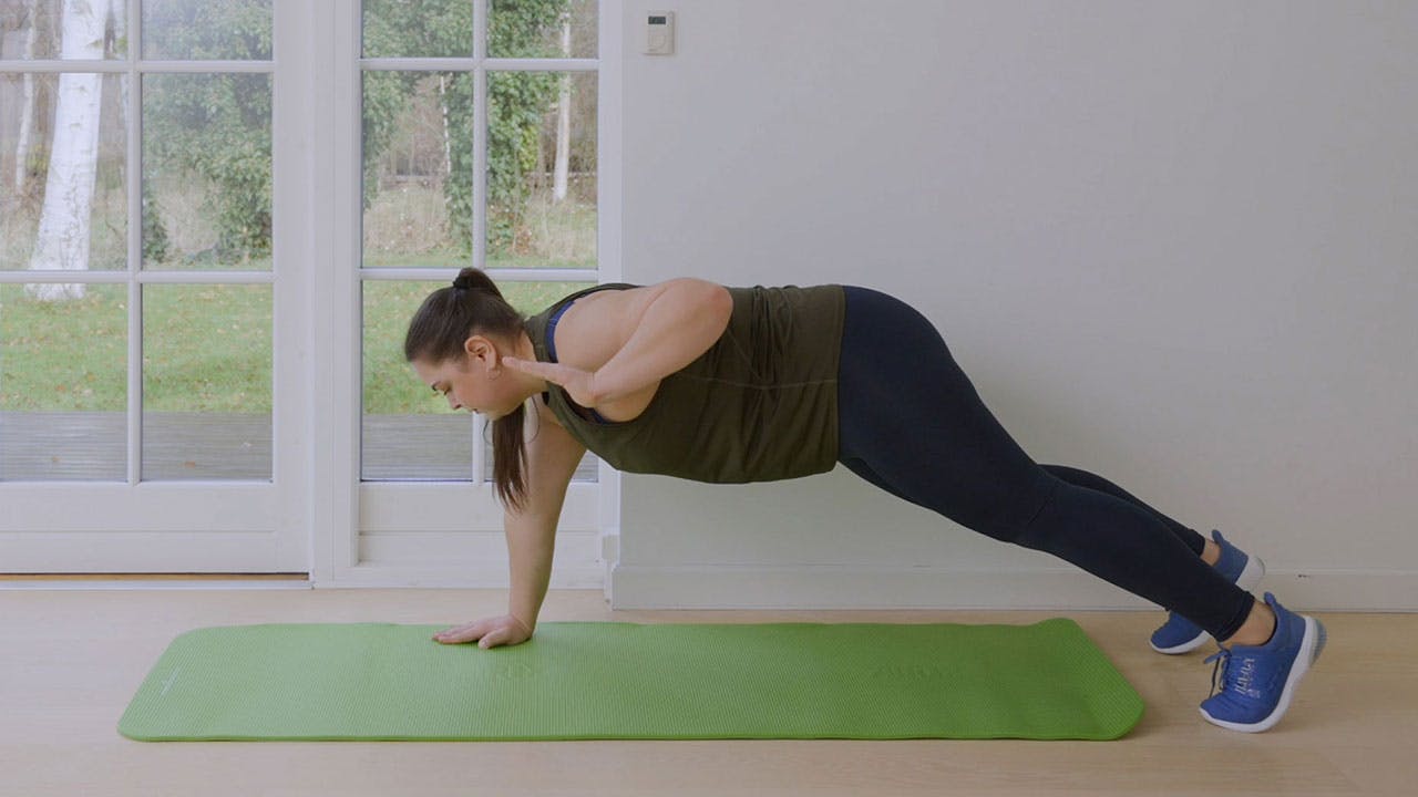 Kvinde laver plus size-træning