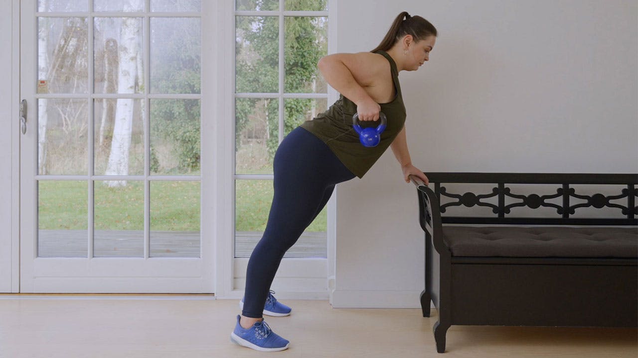 Kvinna tränar plussize träning