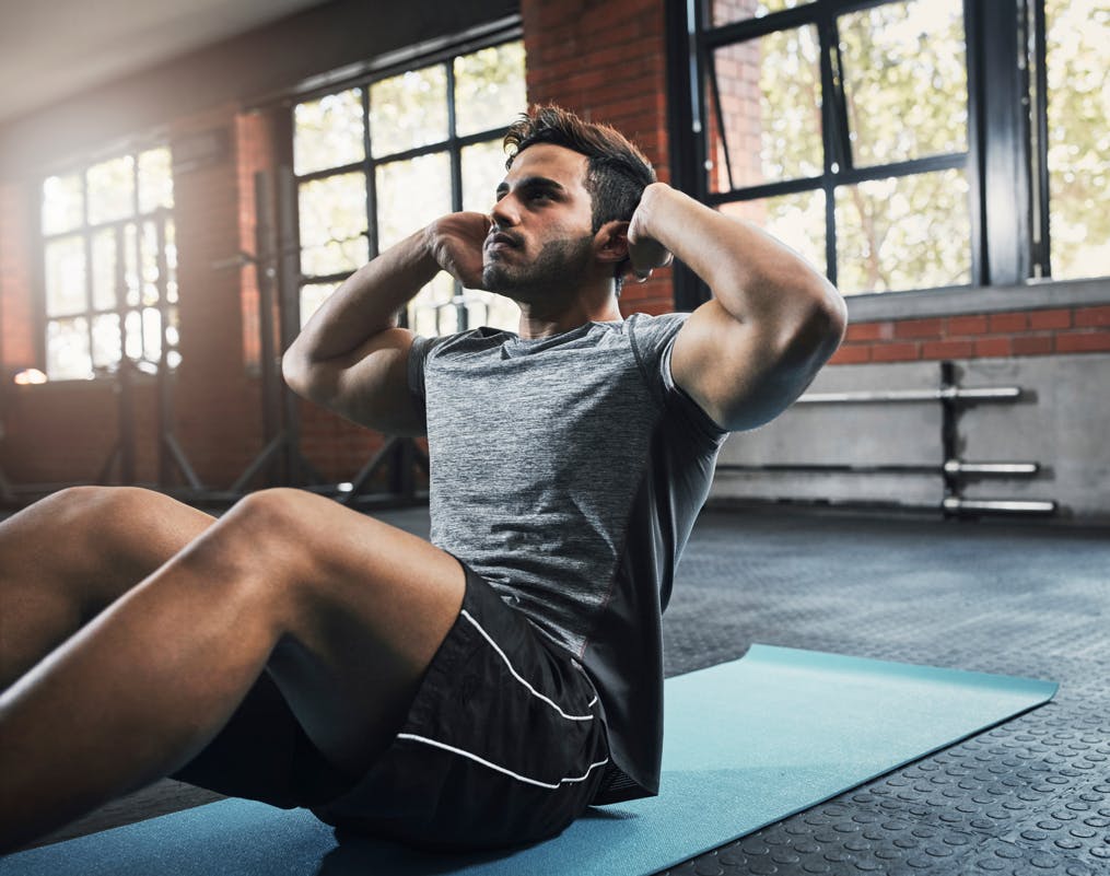 Man som gör situps