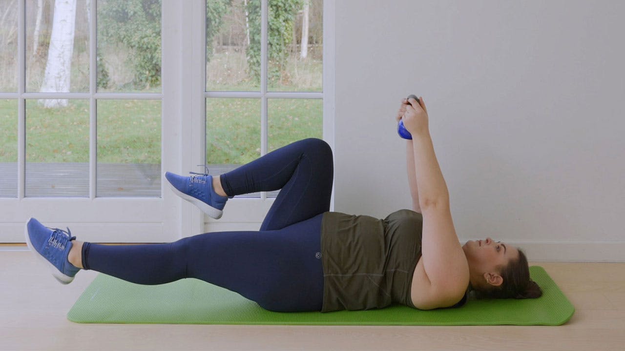 Kvinna tränar plussize träning