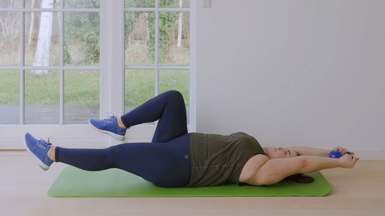 Kvinne gjør plus size-trening