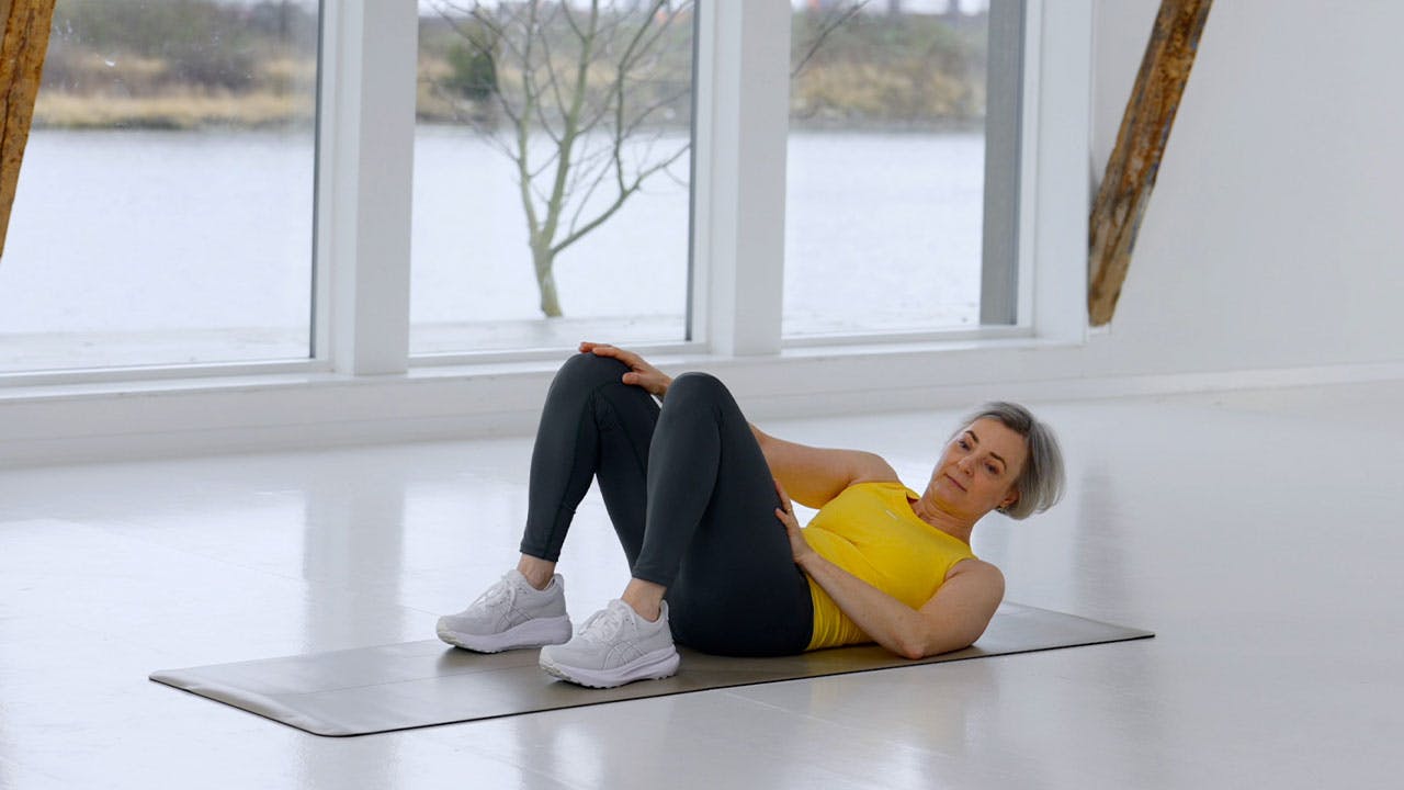 Kvinna gör träning för seniorer