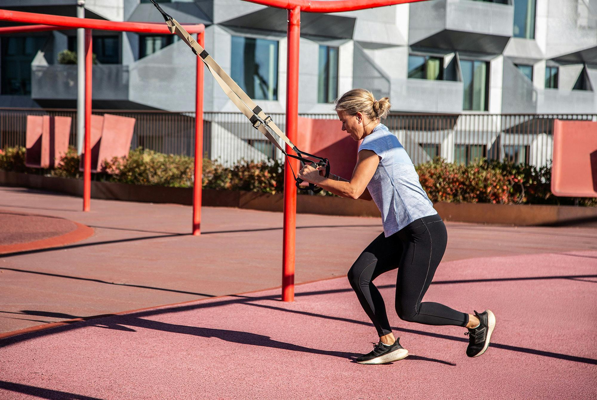 Kvinde trener hopp i slynge