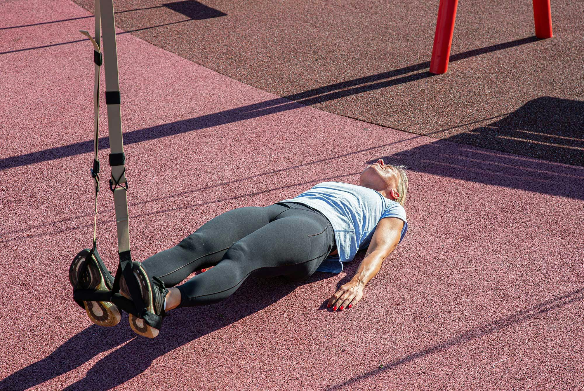 Kvinne gjør hamstringløft I slynge