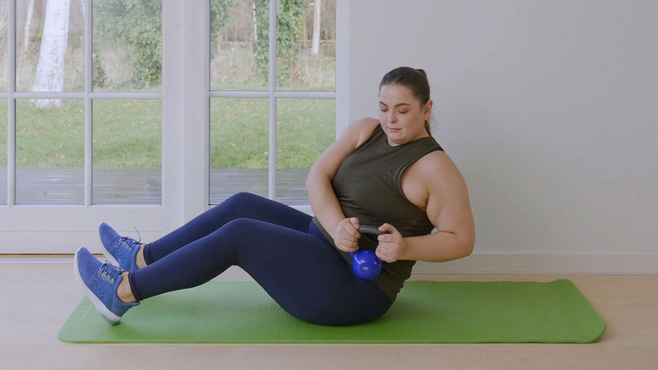 Kvinde laver plus size-træning