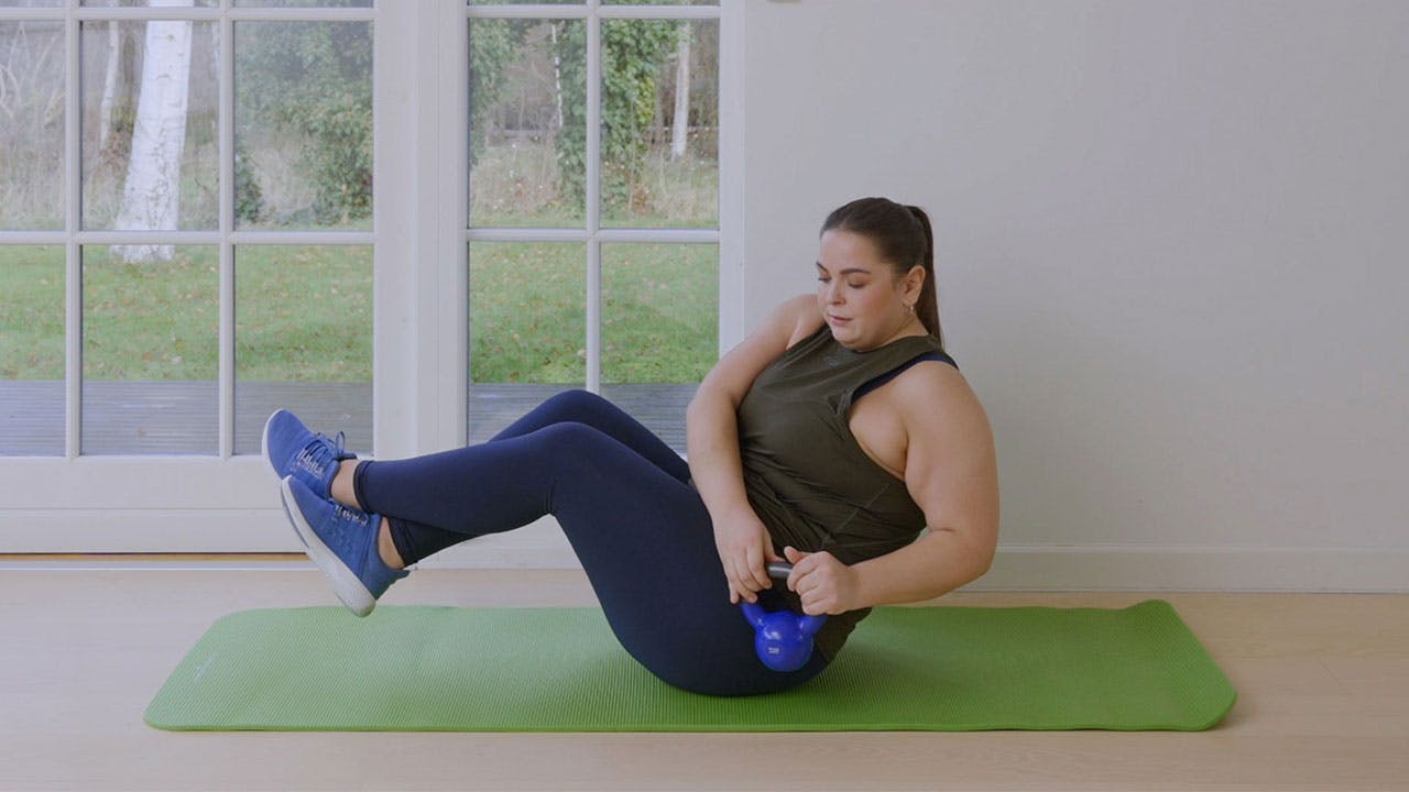 Kvinde laver plus size-træning