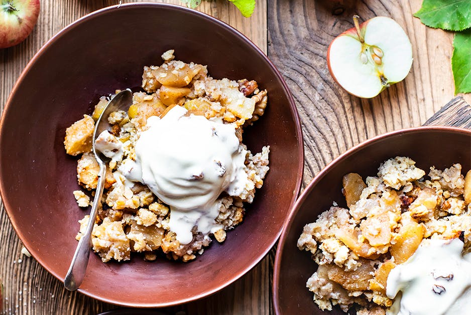 Æblecrumble med skyr eller vaniljeis