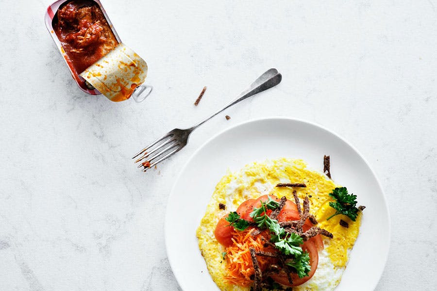 Æggepandekage med makrel i tomat