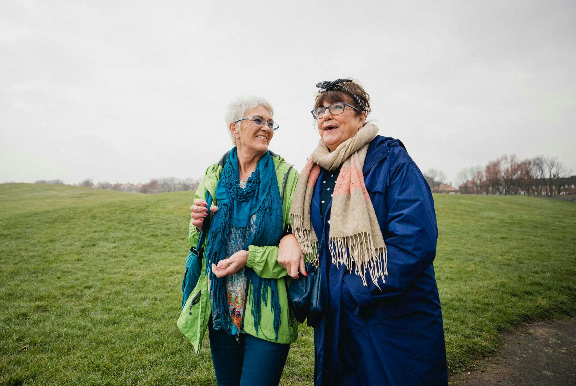 To eldre kvinner går tur sammen