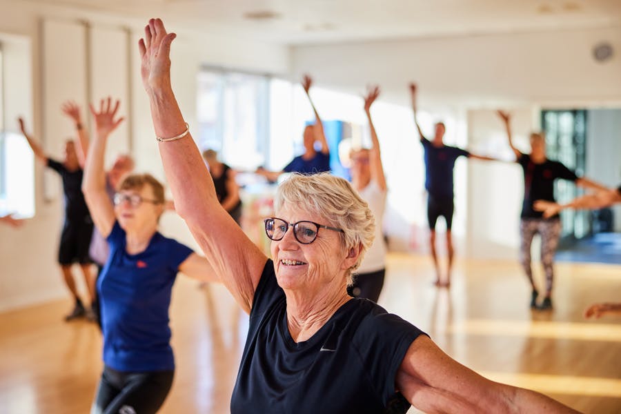 Senioreita ryhmäliikuntatunnilla