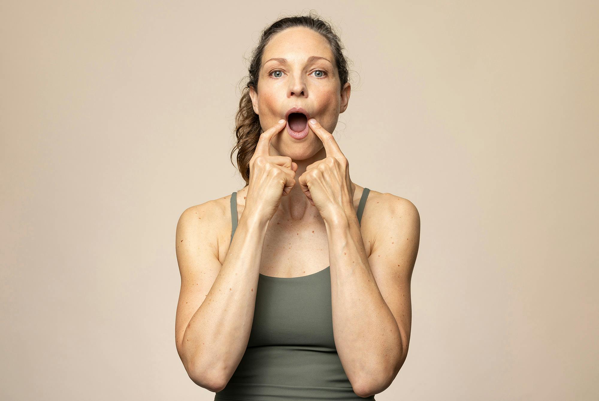 Kvinde laver øvelsen "aflangt o" – ansigtsyoga