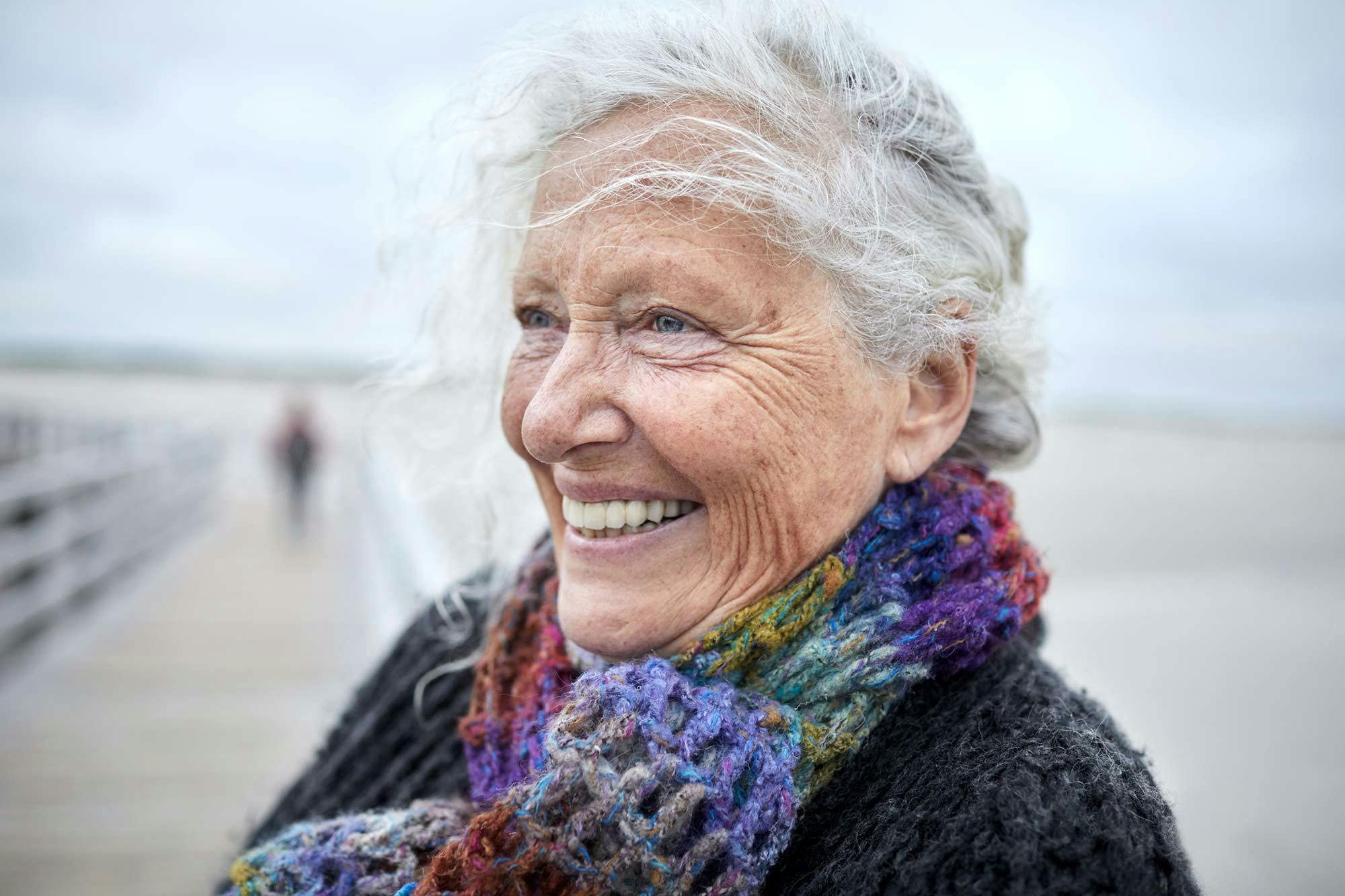En äldre kvinna som ligger på stranden i en bikini eller visar mycket hud.