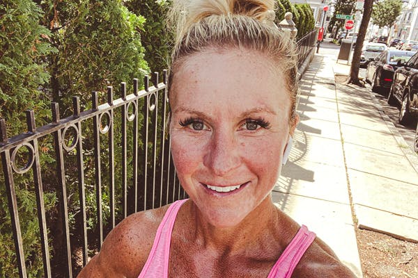 Nainen juoksulenkin jälkeen