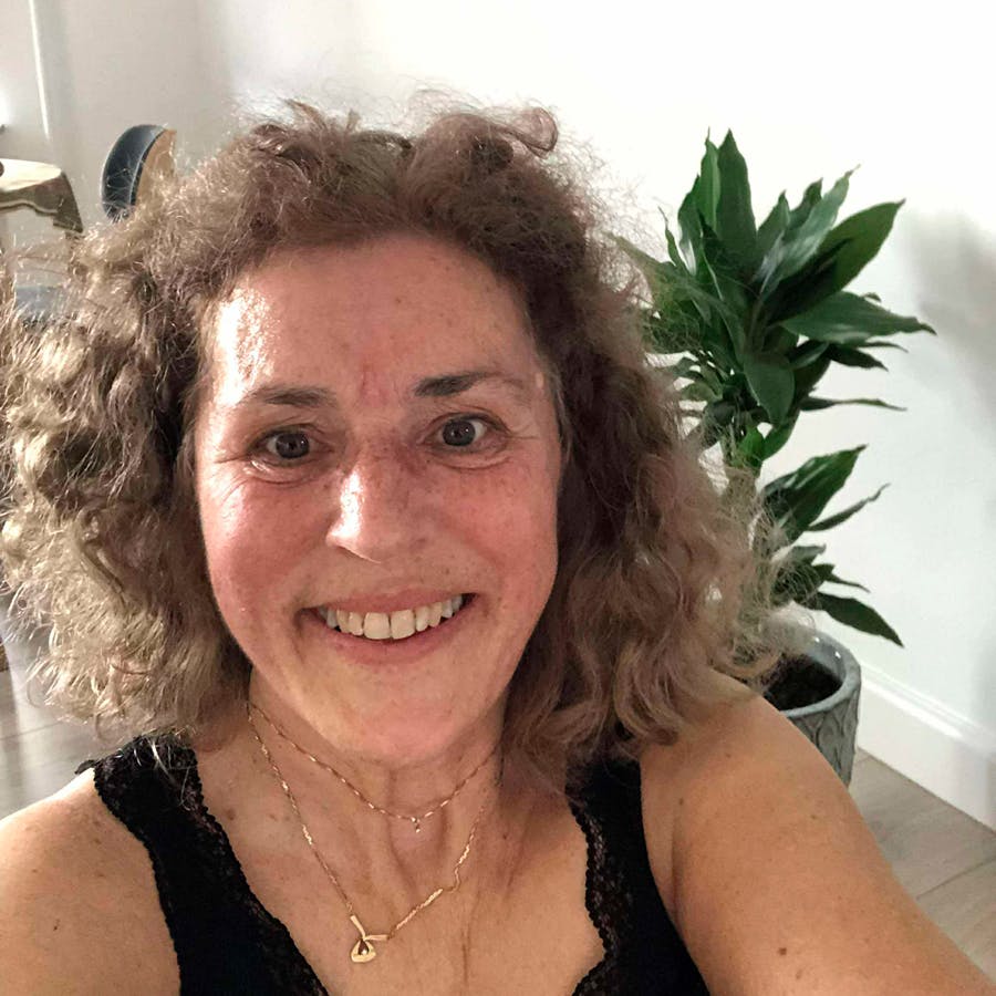 Mogen, leende kvinna efter träning