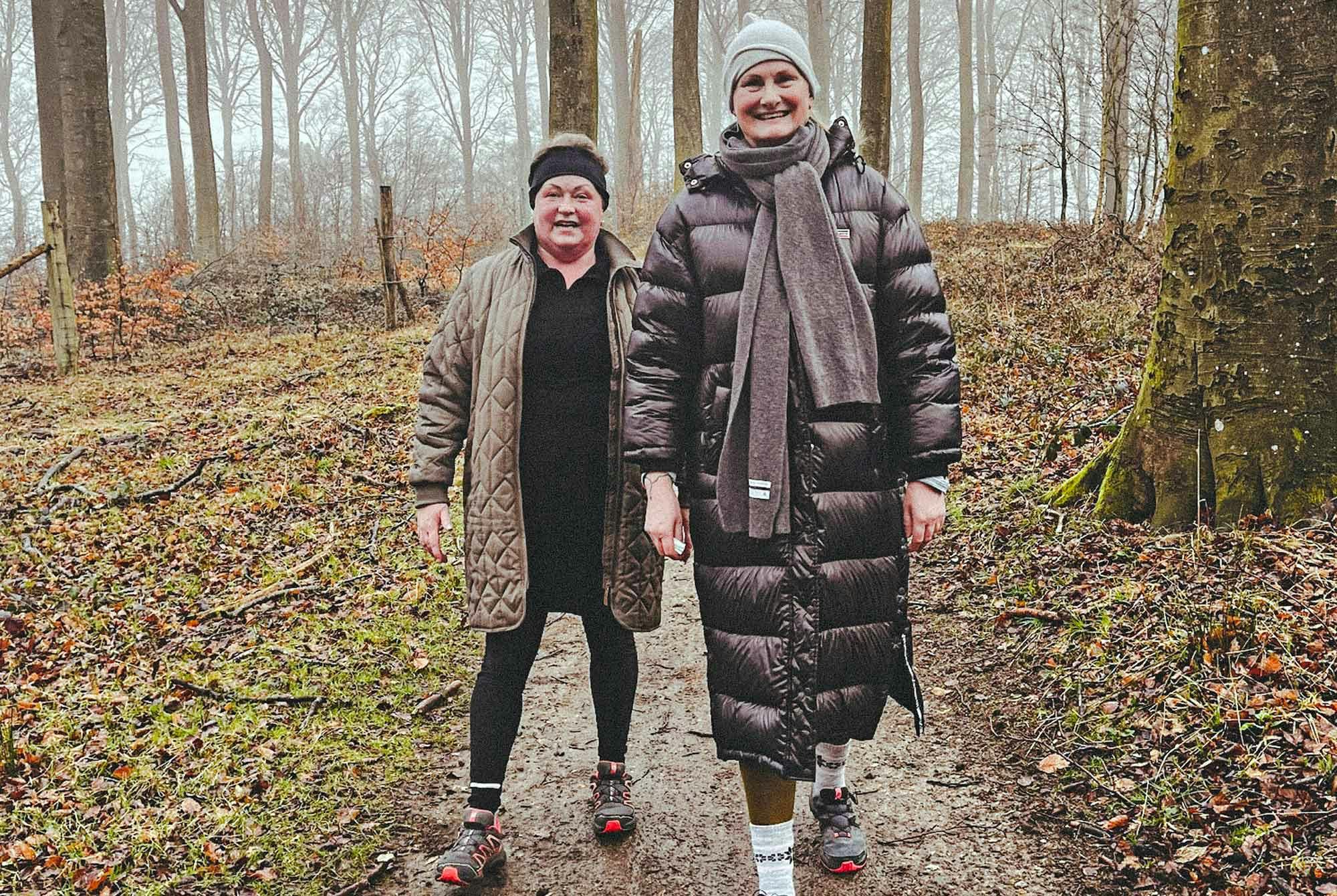 Anne och Gitte tar en rask promenad i skogen varje söndag kl. 8.00.