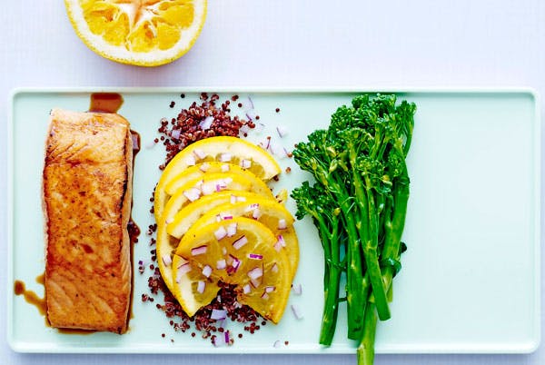 Appelsinmarinert laks med rød quinoa og brokkoli