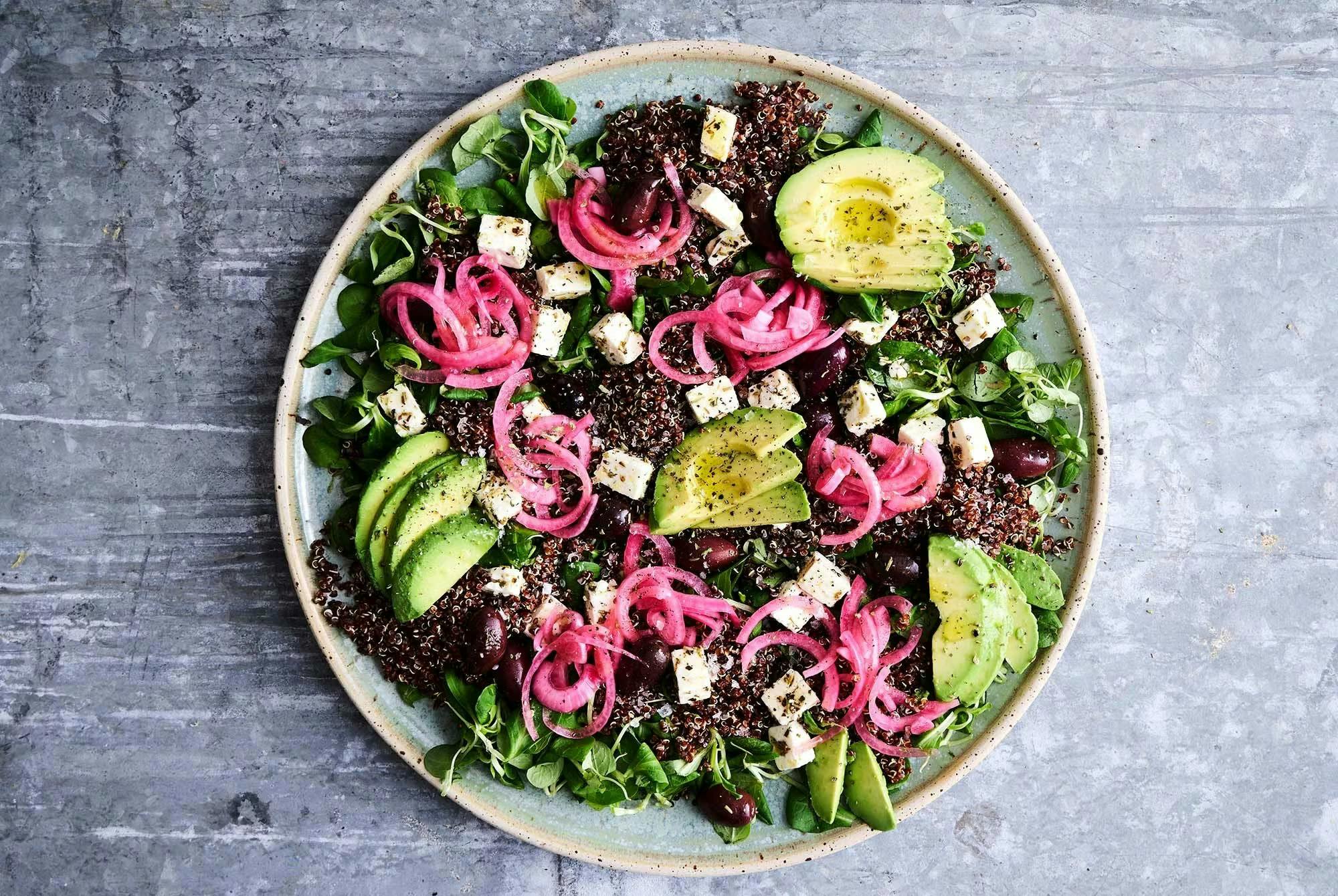 Avocadosalat med lynsyltede rødløg