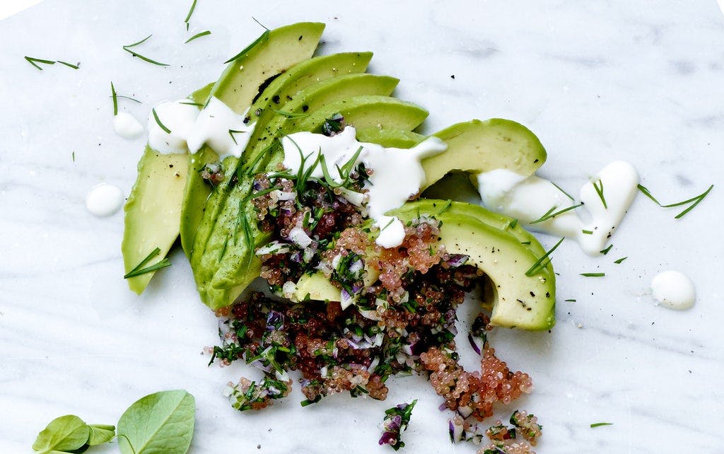 Avokado med stenbitsrom och kvargkräm