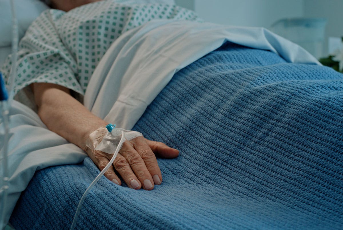 Ældre kvinde i hospitalsseng