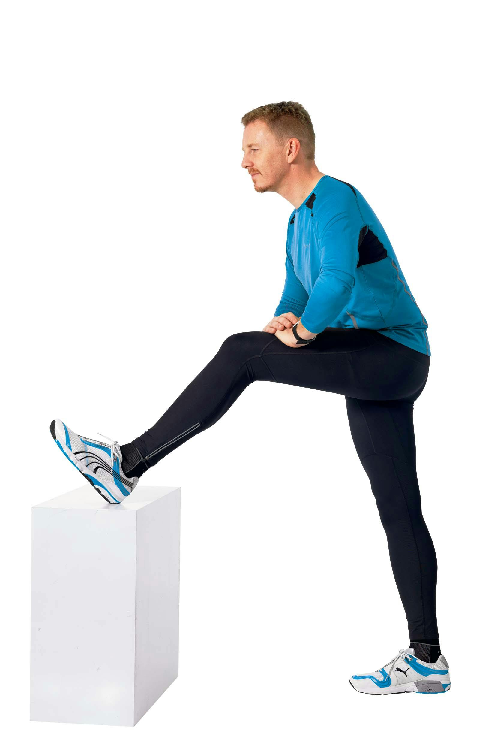 Man stretchar baksidan av låret