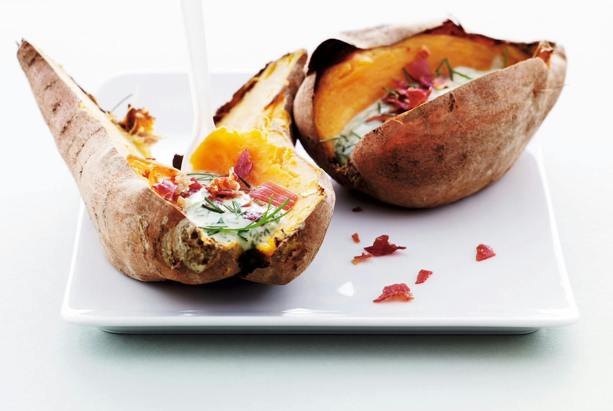 Tallrik med sötpotatis med fyllning