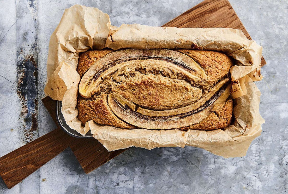 Nybakt bananbrød i brødform