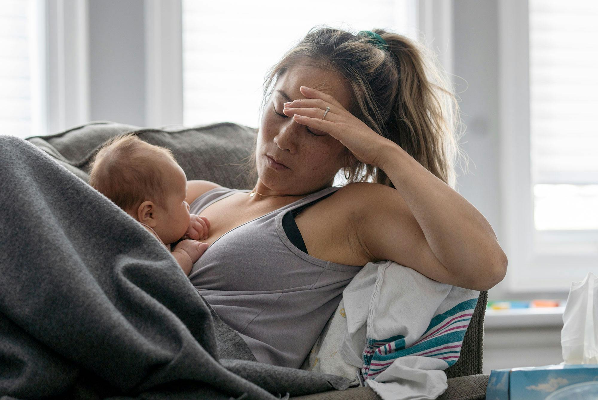 Mamma med ADHD sitter i soffa med nyfödd.