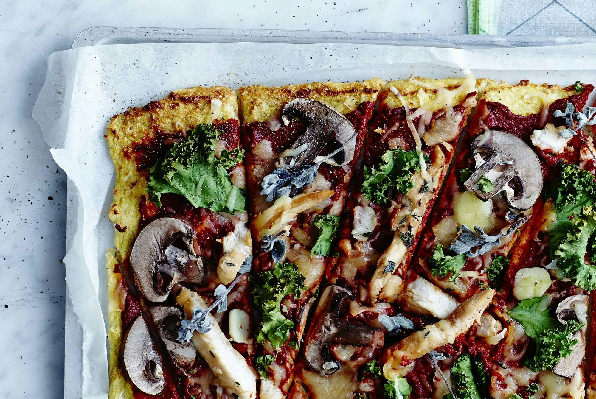 Blomkålspizza med kylling og svampe