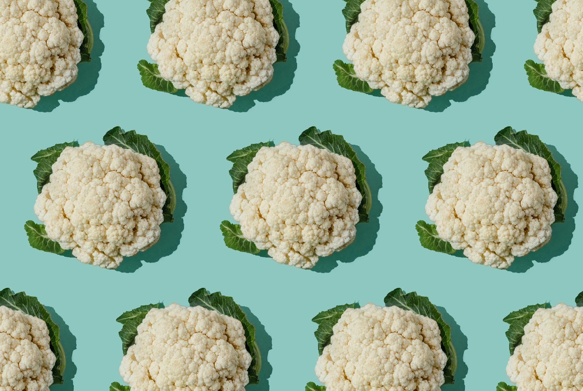 Kukkakaaleja turkoosia taustaa vasten.