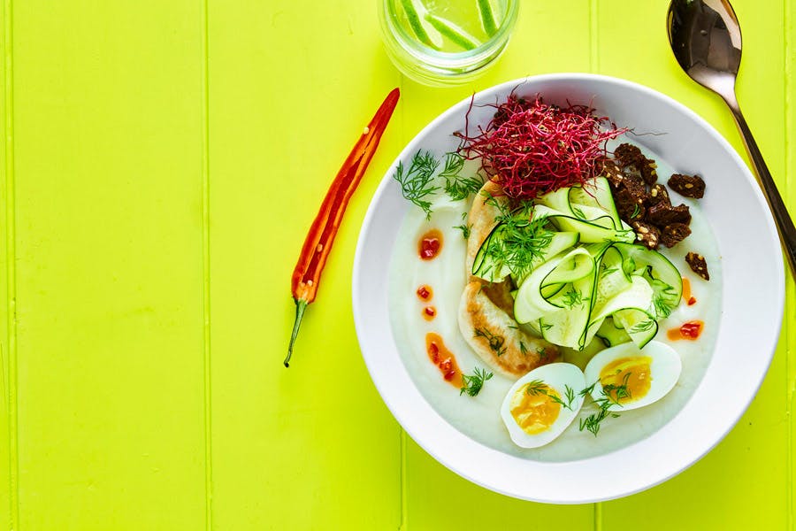 Kukkakaalikeitto, broileria ja kananmunaa.