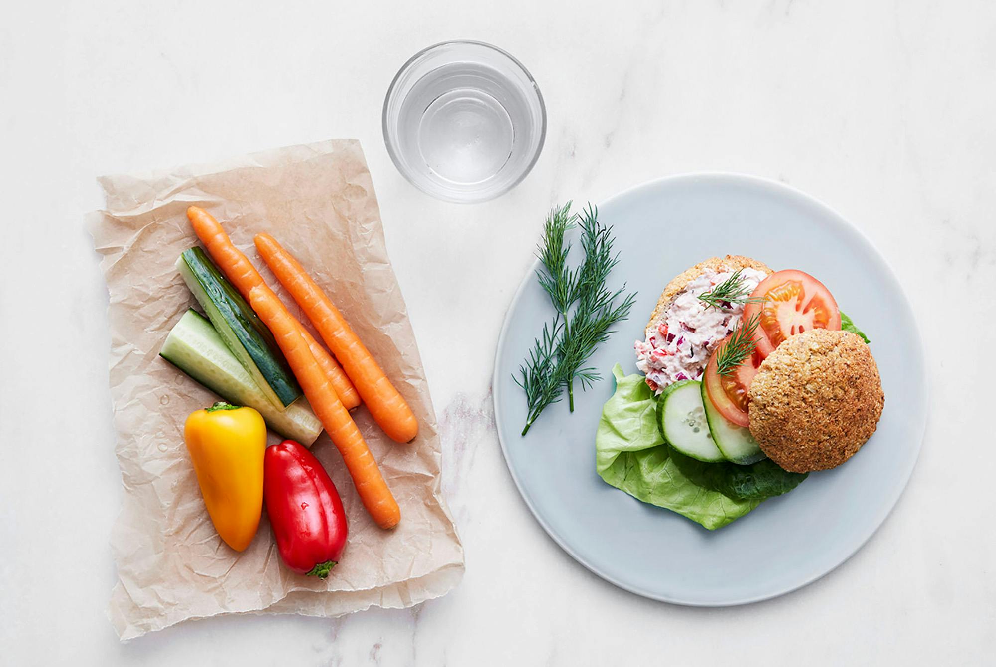 Blomkålrundstykke med tunsfiskalat, gulrøtter, agurk og paprika