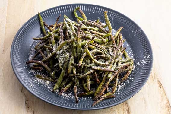 Bønnefritter med parmesan på tallerken