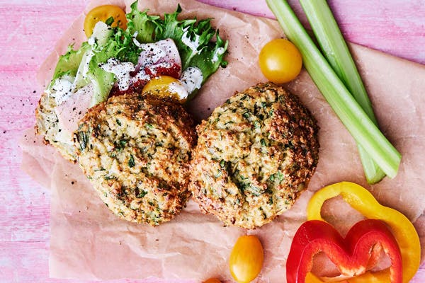 Boller med hytteost og spinat sammen med snackgrønt