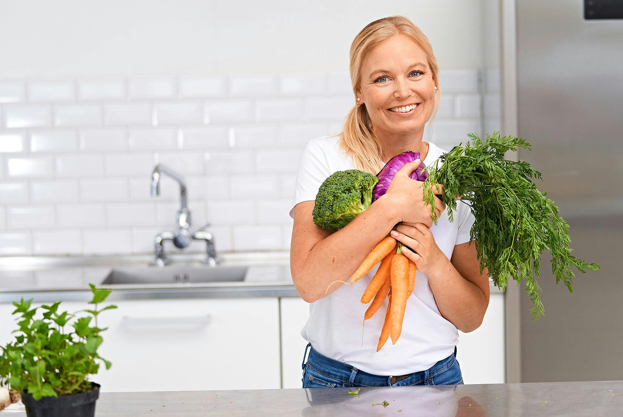 Ravitsemusterapeutti aikoo syödä parsakaalia, joka sisältää runsaasti C-vitamiinia