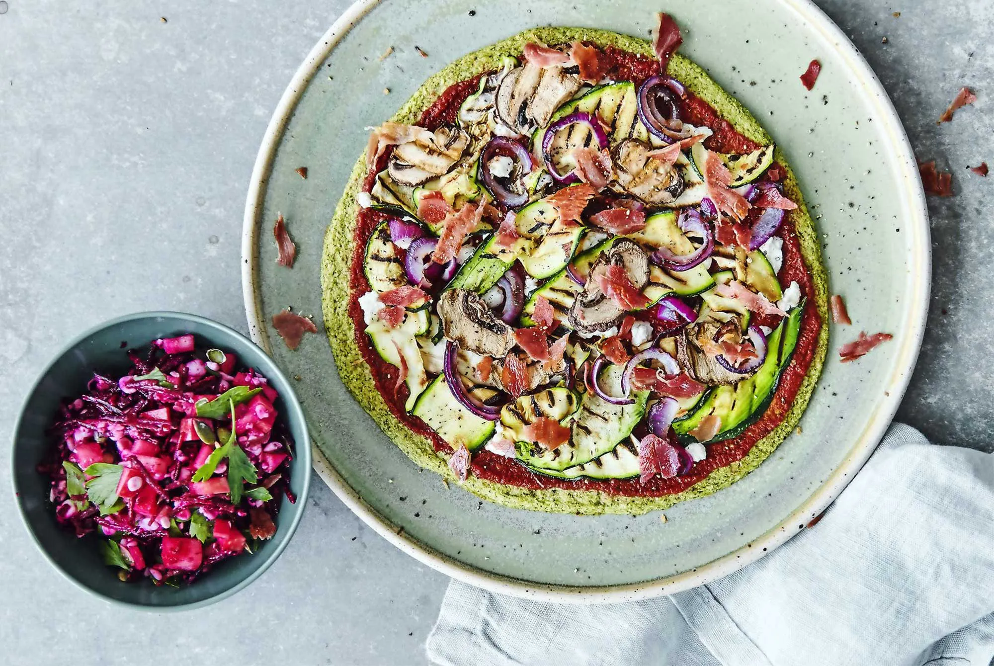 Parsakaalipizza ja punajuurisalaatti.