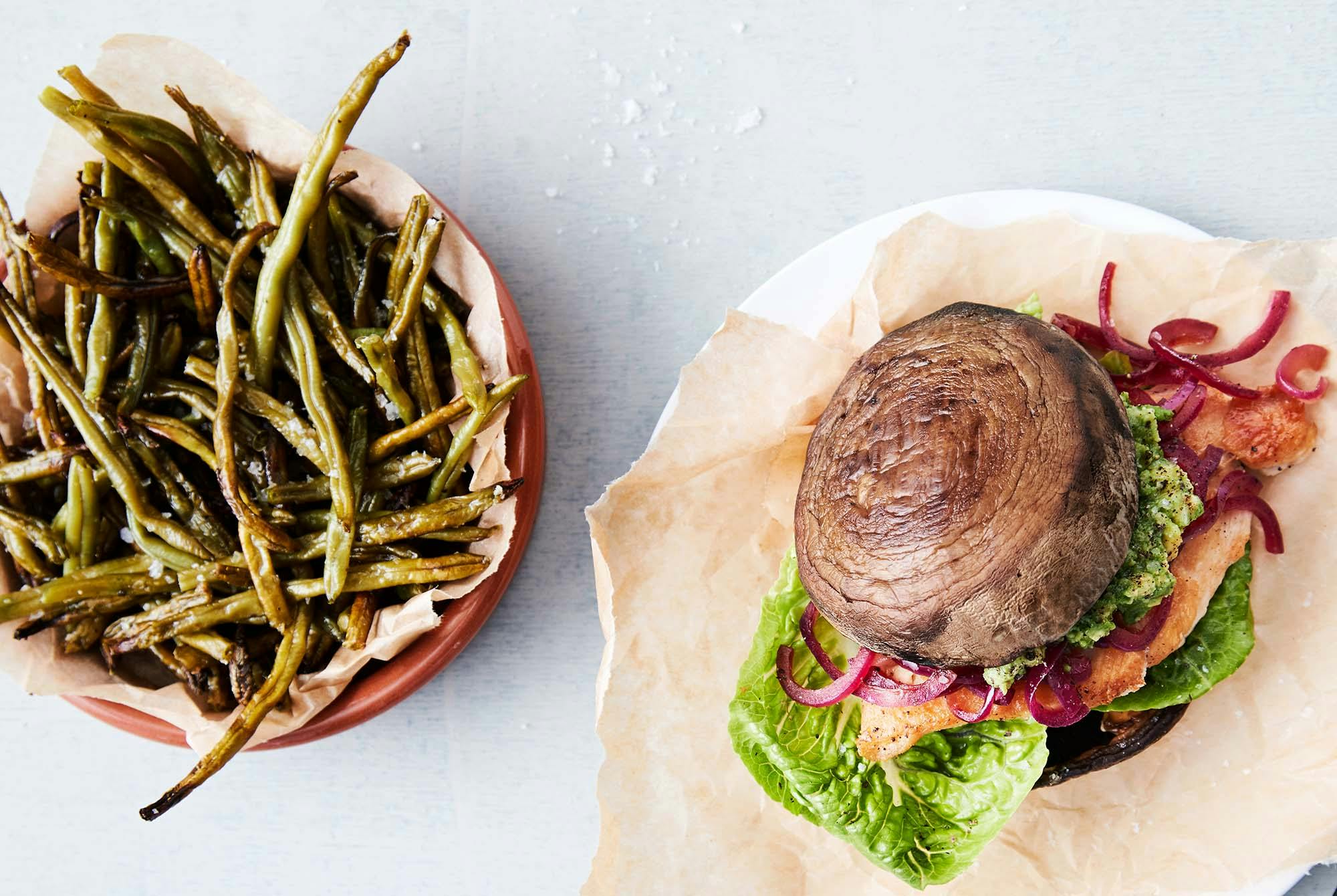 Broileri-portobelloburgeri, sipulihilloke ja papuranskalaiset