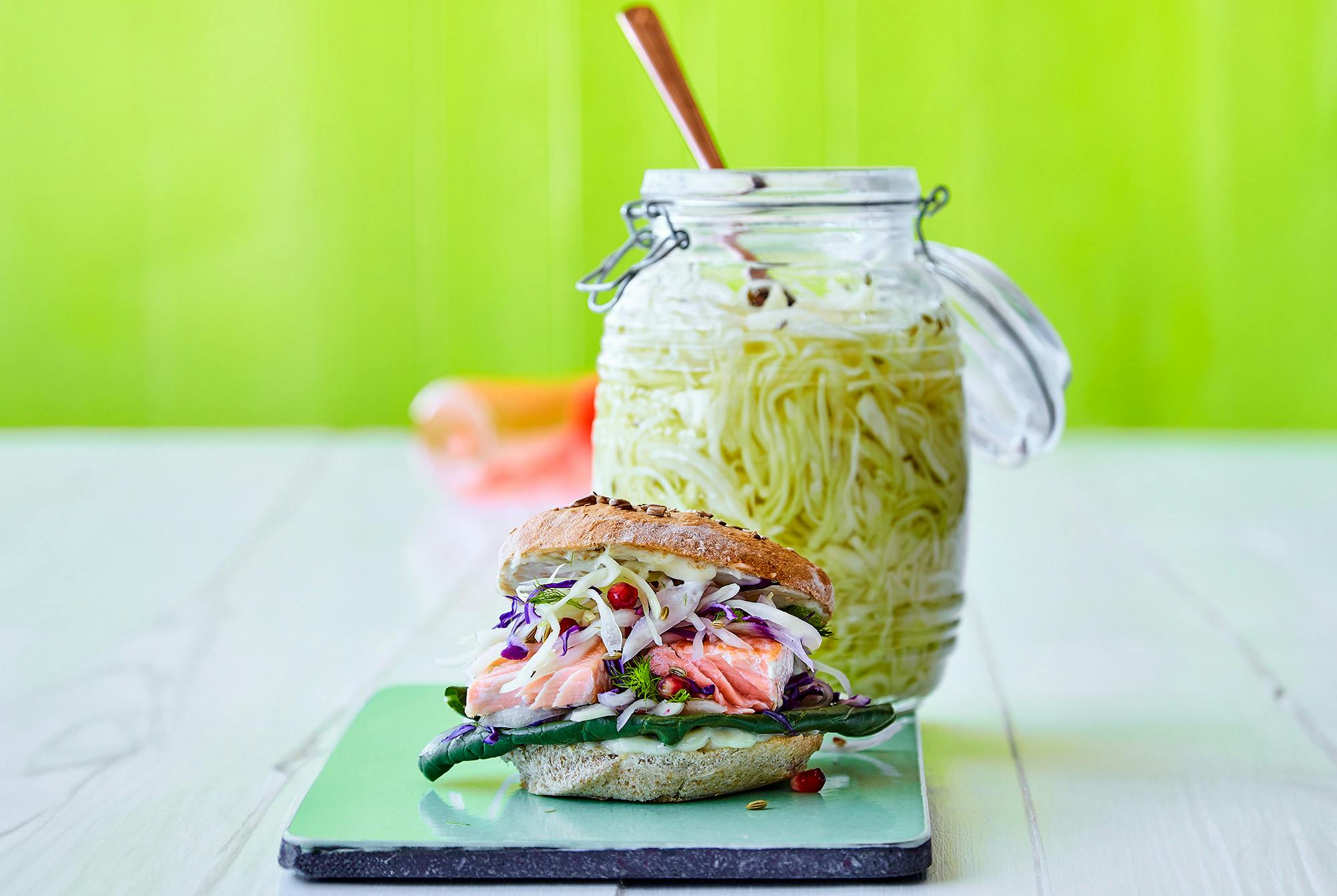 Hamburgare med lax och surkål