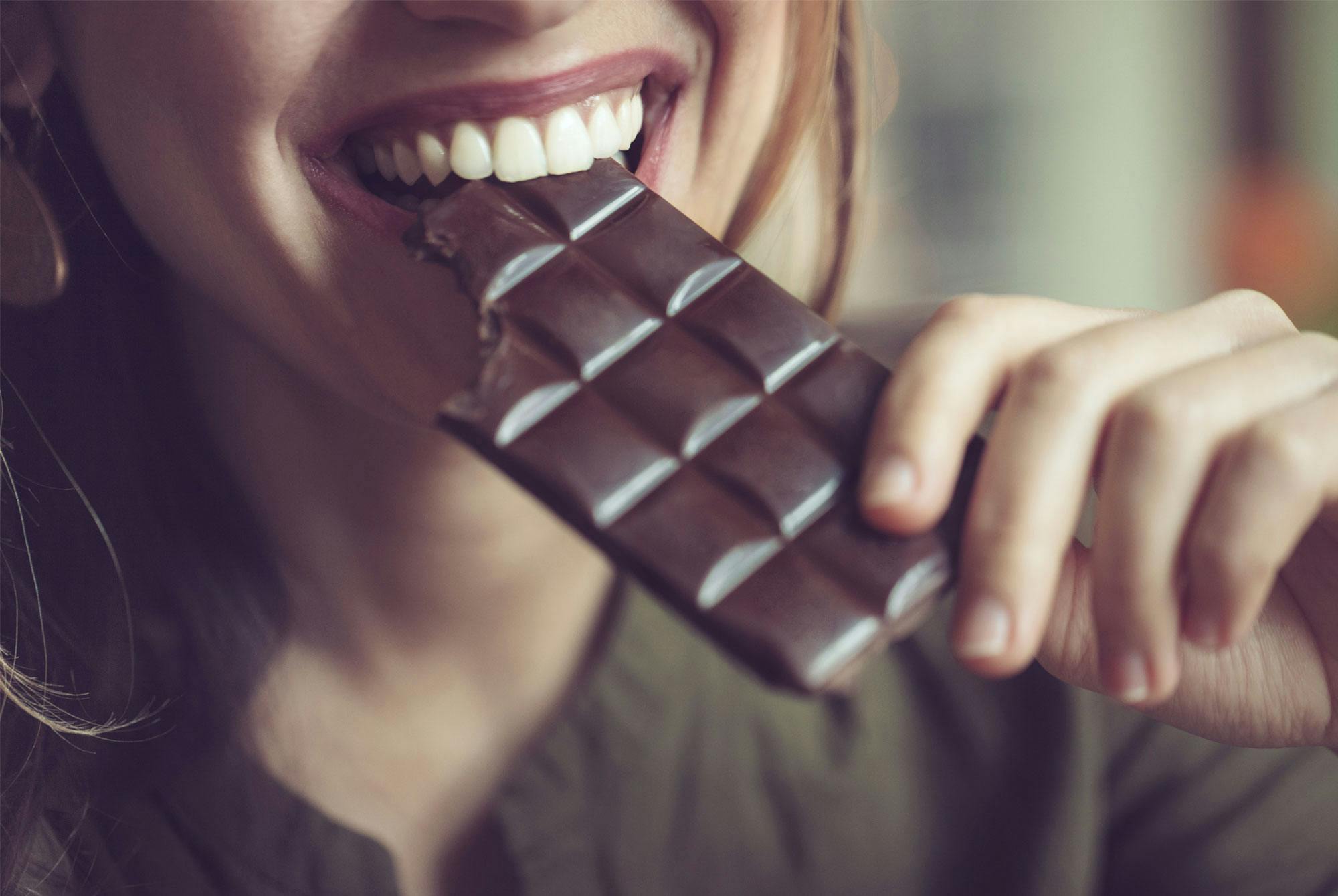 Kvinna som äter choklad