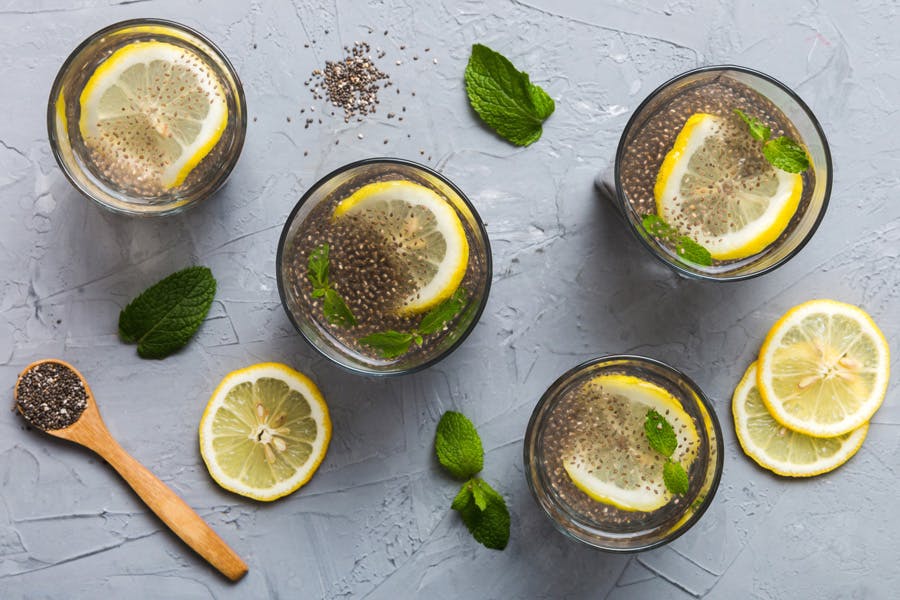Glas med chia-vatten